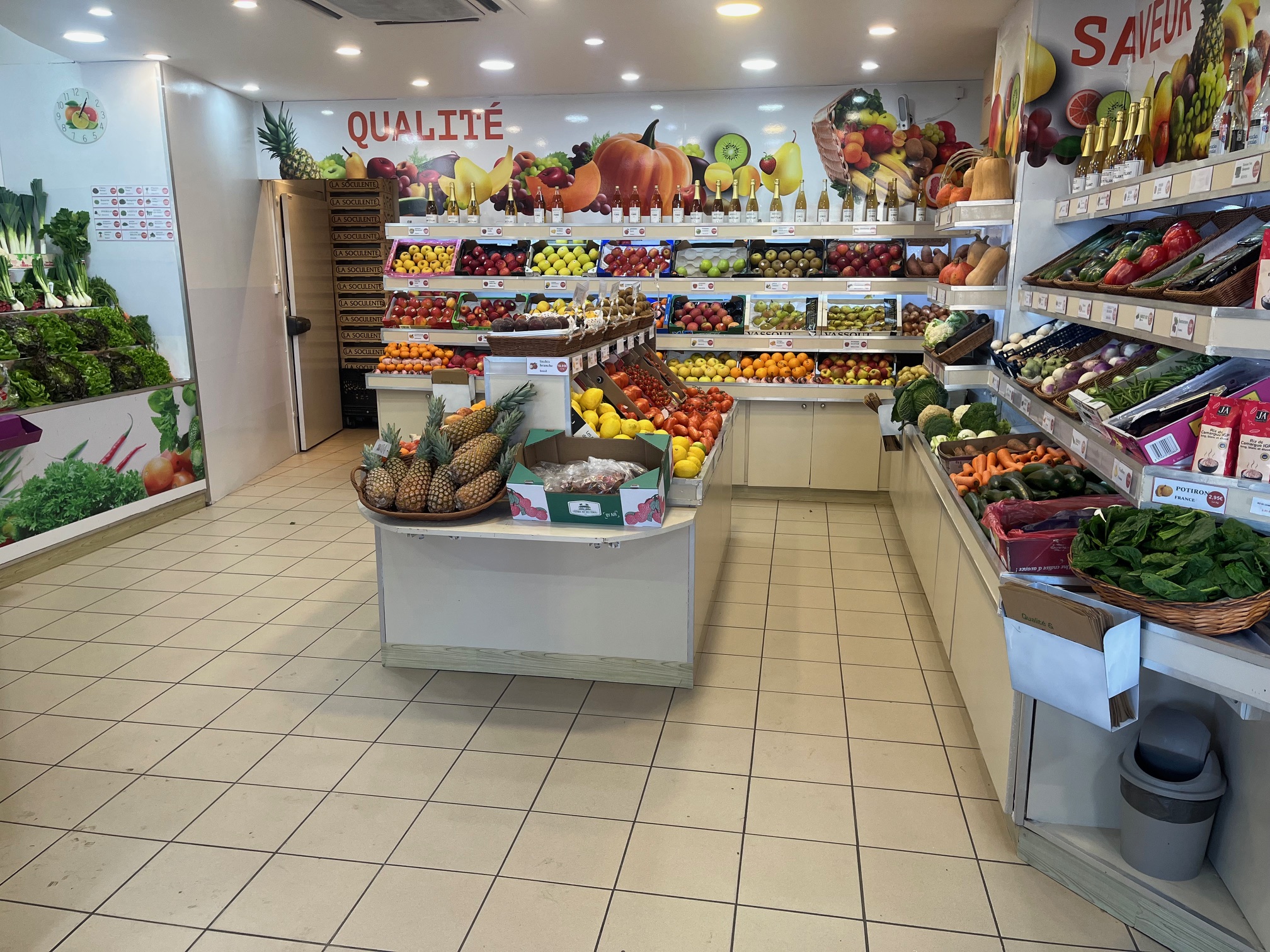 Intérieur de la boutique Primeur de Sceaux, étal de fruits et légumes frais
