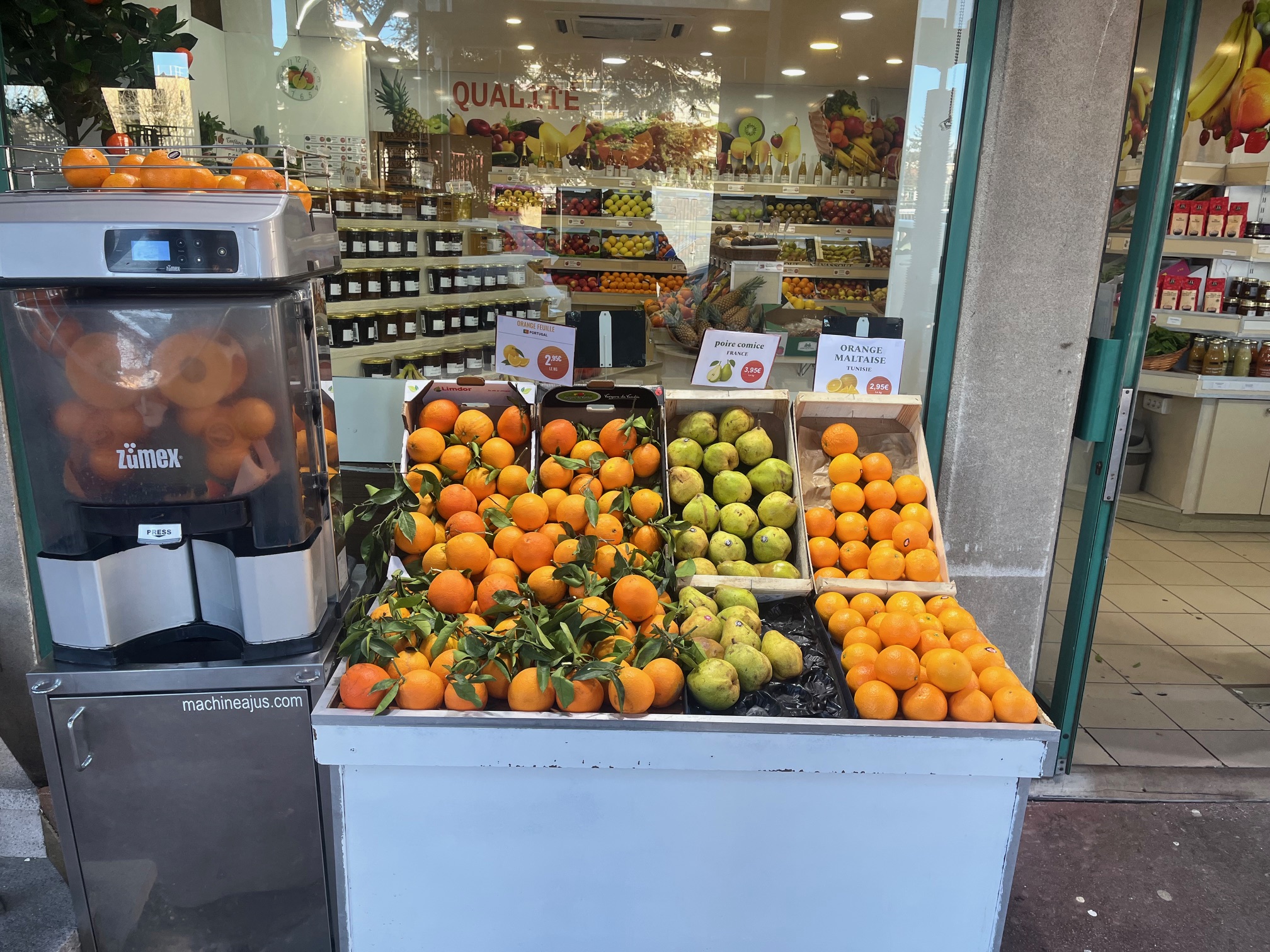 Étal de fruits et légumes frais, boutique Primeur de Sceaux